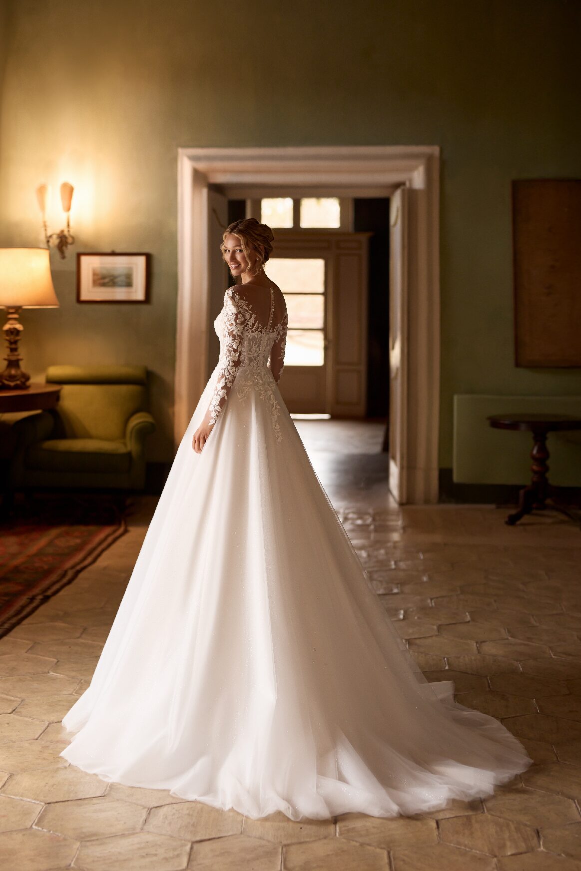 Alternative view of robe de mariee duchessa